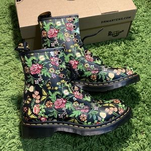 NWT Dr.Martens 1460 Bloom Boot Size W8